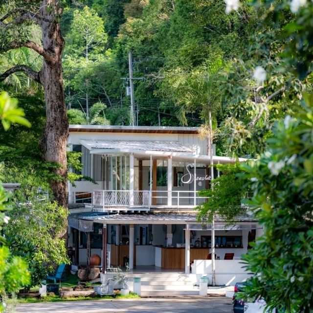 ที่พักติดริมทะเล แบบไม่มีถนนคั้น จันทบุรี