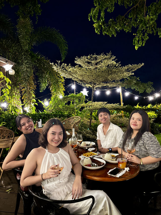A Golden Weekend at Elyseé Café
