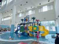 夏天玩水囉💦室內泳池100元～竟然還有溜滑梯！小孩6歲以下免費