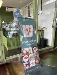 พักใจ เน้นชิลล์ ชิมหวานที่ร้าน ‘บ้านรถเขียว’ 🌿☕