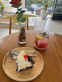 🌿 静かな運河沿いで、夕方の風とコーヒーを満喫—Rondo Cafe x Shopでリラックス