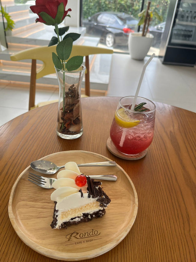 🌿 静かな運河沿いで、夕方の風とコーヒーを満喫—Rondo Cafe x Shopでリラックス