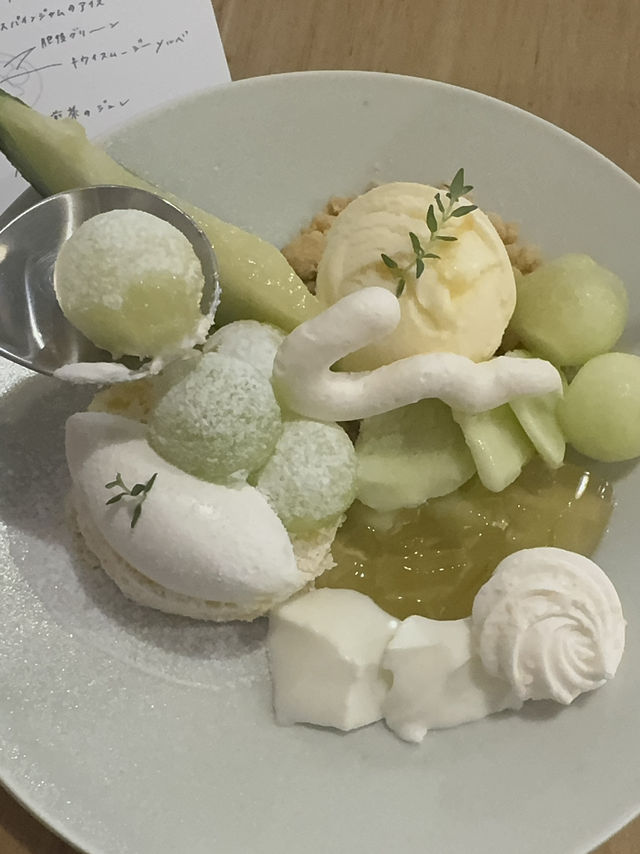 お皿で食べるパフェをイメージ したスイーツが人気！