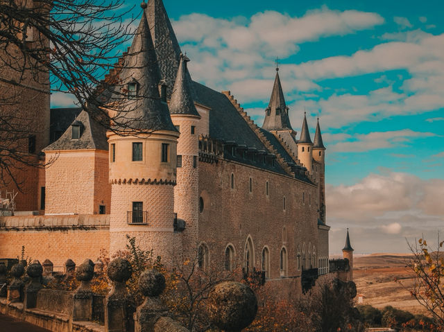 A Fairytale Fortress Above the Clouds – My Visit to the Alcázar of Segovia 