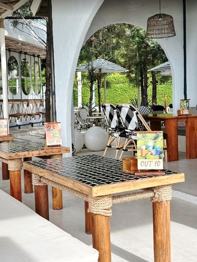 The Lunar Beach House พัทยา คาเฟ่บนเขาพระตำหนัก