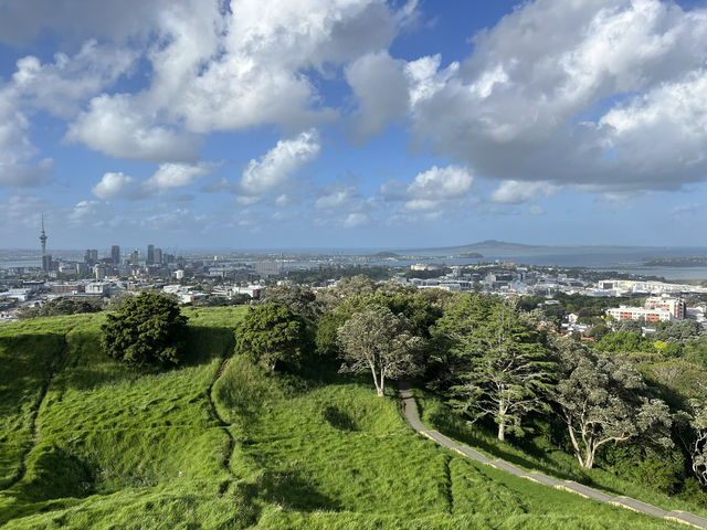 🌋 Maungawhau / Mount Eden｜城市裡的火山之巔 