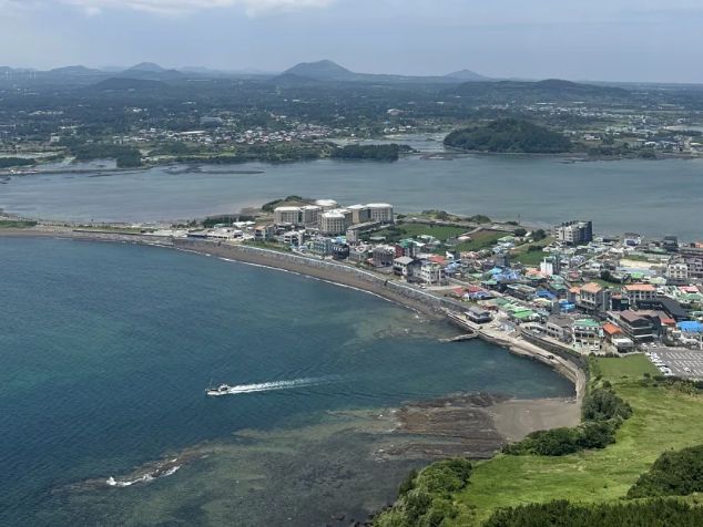 Conquering Seongsan Ilchulbong: A Rewarding Climb! ⛰️🌊