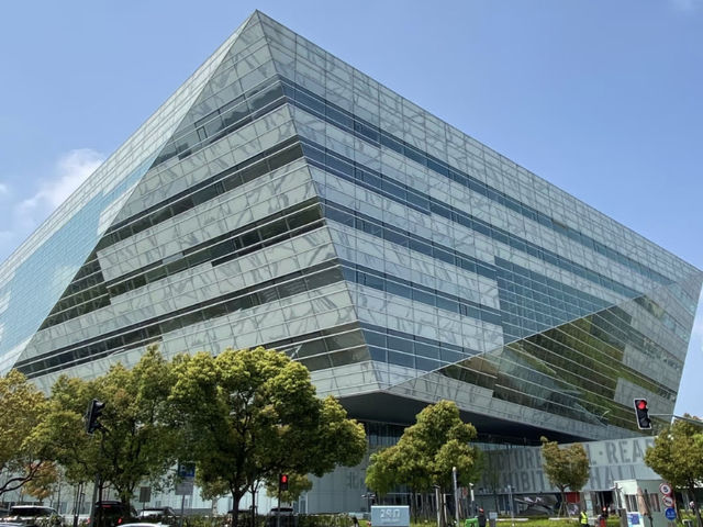 Shanghai Library East: A Hidden Gem for Book Lovers! 📚✨