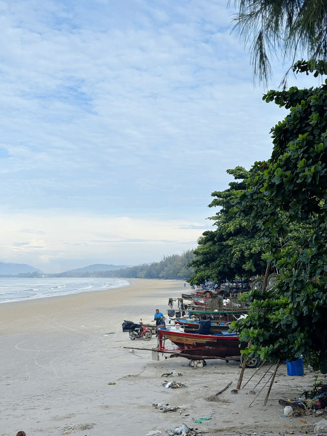 หาดทรายขาว กว้างๆ ยาวๆ ที่แหลมแม่พิมพ์ ระยอง
