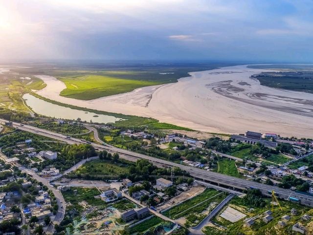 “Golden Currents: Tongguan Yellow River Wetland Sanctuary”