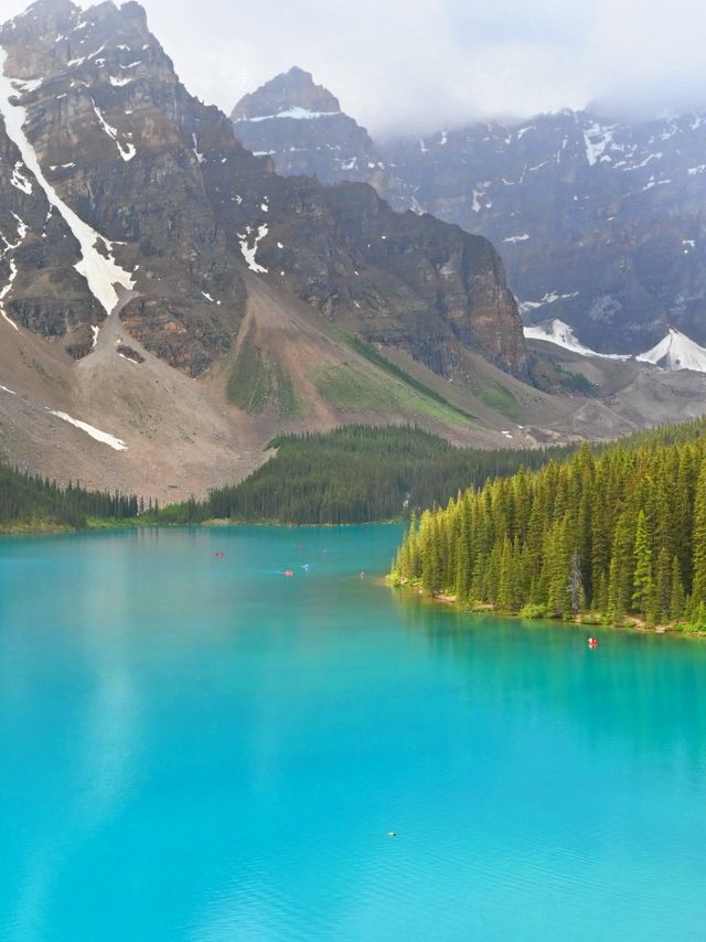 Moraine Lake ยอมในความฟ้าของทะเลสาบ