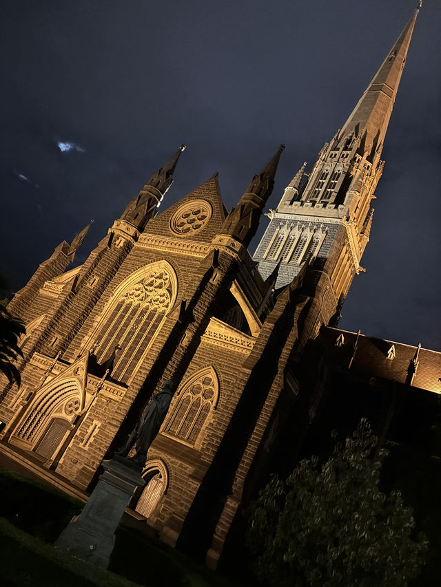 ✝️ メルボルン セント・パトリック大聖堂 の夜のライトアップに惹かれて ✝️ メルボルン セント・パトリック大聖堂 の夜のライトアップに惹かれて