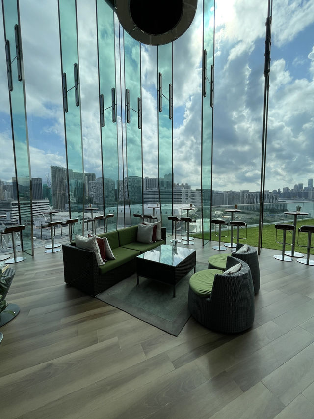 A LUXURIOUS URBAN OASIS 