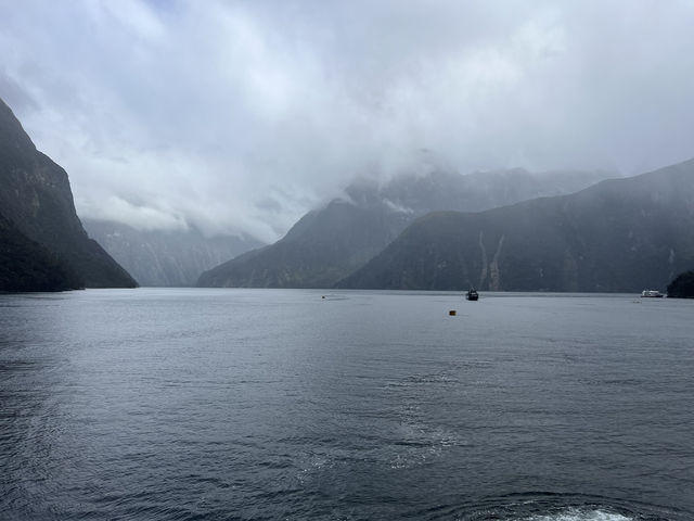 紐西蘭旅遊景點—世界盡頭的奇蹟 — 米佛峽灣 Milford Sound 🌊⛰️🌧️