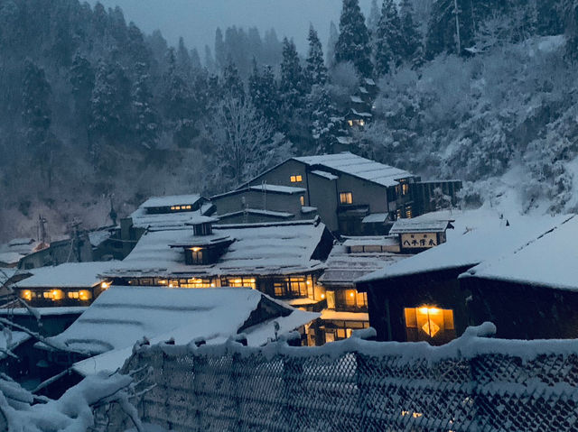 日本玩-「銀山溫泉」一個凝結在日本大正時代及宮崎駿童話裡的雪白世界，此生必訪！
