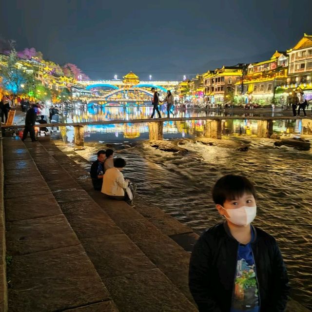 璀璨燈光下的鳳凰古城美景✨