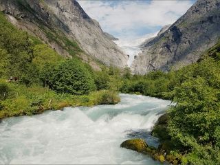 Glacier’s Edge & Nordic Warmth