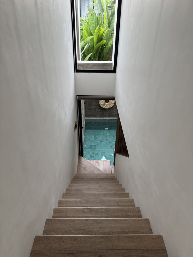 #staycationmewah Umalas Creek cocok buat kamu yang pengen stay bareng tapi tetap ngerasain private luxury. Pilihan villa 2 kamar-nya luas dan nyaman, pas buat bestie trip, couple double, atau family kecil. Dengan harga per malam mulai 2 jutaan, kamu udah dapet paket healing lengkap: free ice bath, jacuzzi, dan sauna, tinggal pilih mau recovery, santai, atau relaks total tanpa ribet keluar villa.

Desainnya modern, estetik, dan tenang khas Umalas. Lokasinya juga strategis, dekat ke Canggu dan Seminyak, tapi suasananya tetap chill. Pagi soak di jacuzzi, sore ice bath, malam sauna, liburan yang pelan tapi berasa. Umalas Creek itu tipe stay yang worth it dari harga sampai fasilitas #UmalasCreek #LuxuryVillaBali #HealingVilla #IceBathBali #JacuzziVilla #SaunaBali