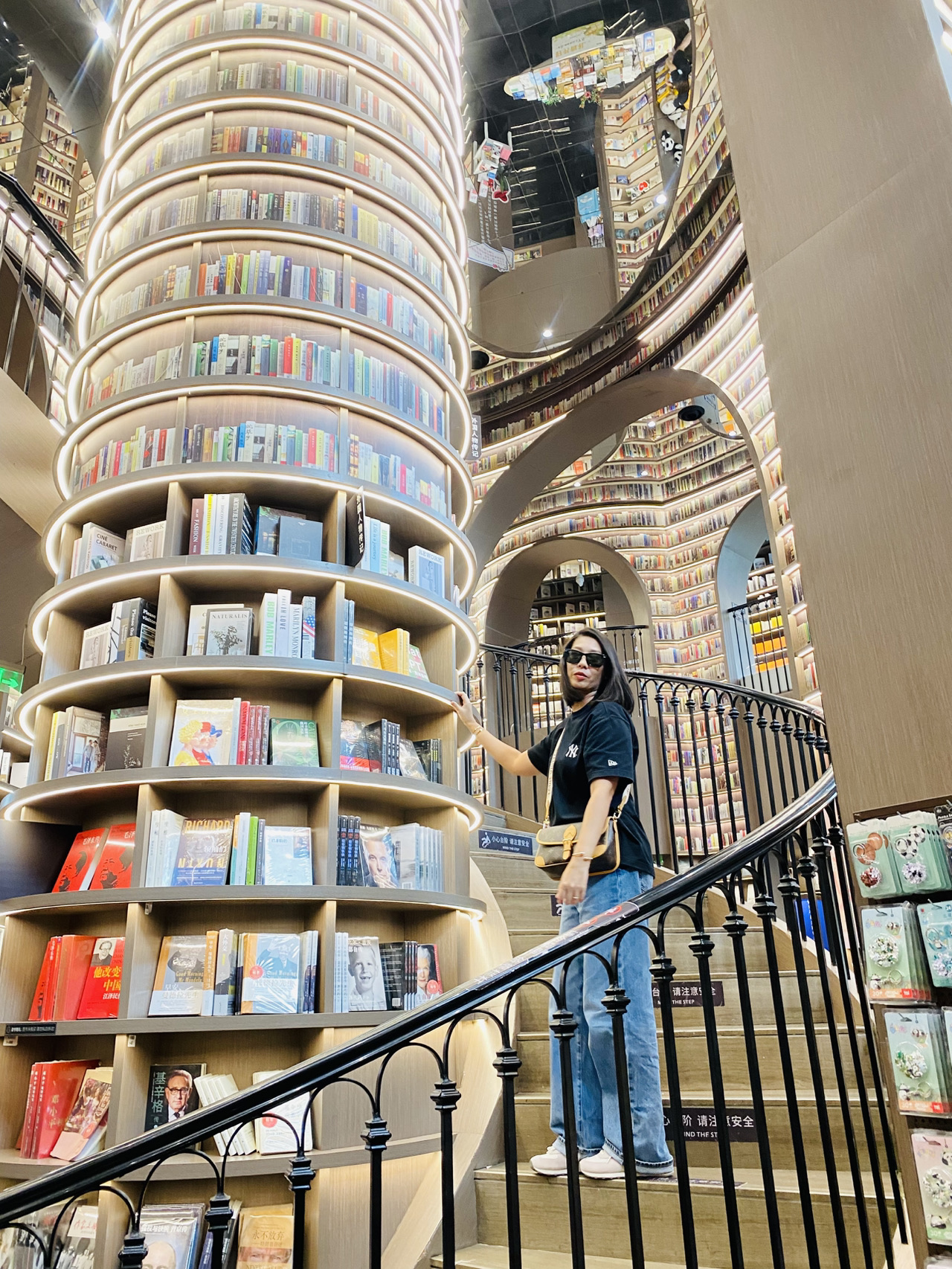 Чжуншугэ (杜江岩钟书阁) 📚สาขา Дуцзянъянь