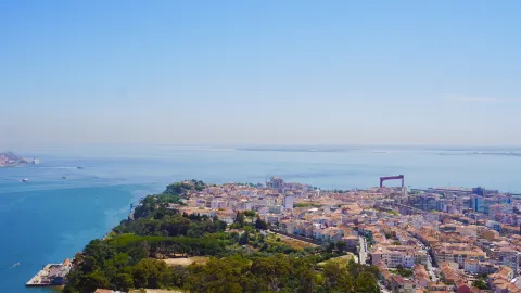 ลิสบอนสำหรับการพักผ่อนระยะสั้น — traveler post in Almada
