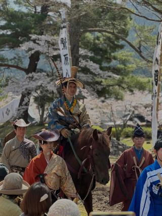 [Shimane] A spectacular Yabusame (mounted archery) ritual held at Japan's only horse riding grounds at Washihara Hachimangu Shrine in Tsuwano.