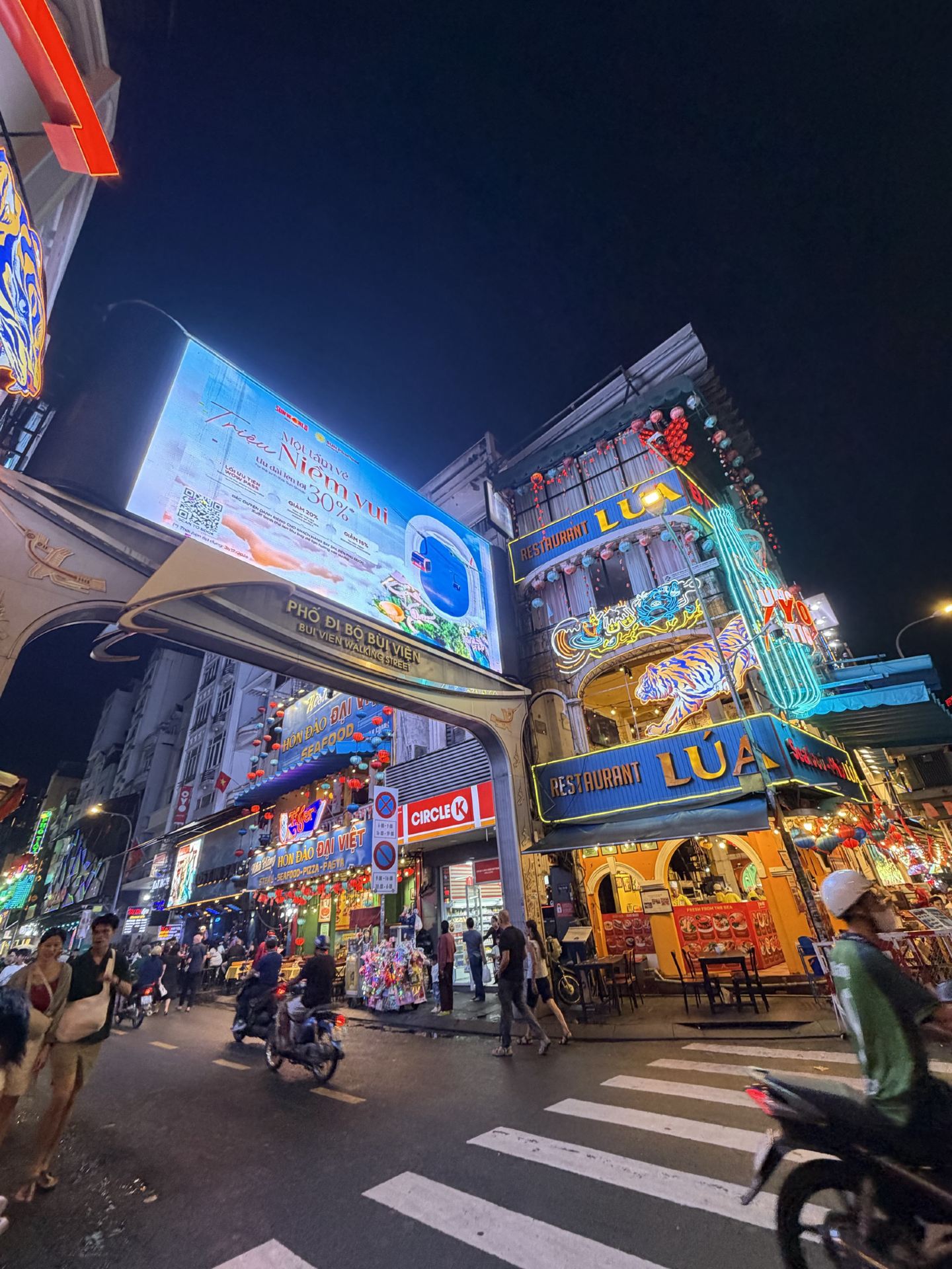 Bui Vien Walking Street: Ho Chi Minh’s Ultimate Night Vibe 🎶✨