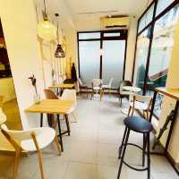 【ジョージア🇬🇪/美味しいワッフルが食べられるカワイイお店🧇☕️】
