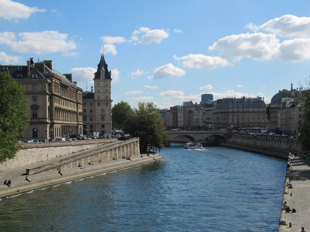  Twilight in the City of Lights