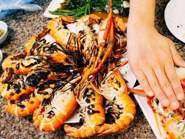 曼谷周邊 | 大城炭火烤噴膏大頭蝦 กุ้งเพ่อืนแพรว Kung Puen Praew