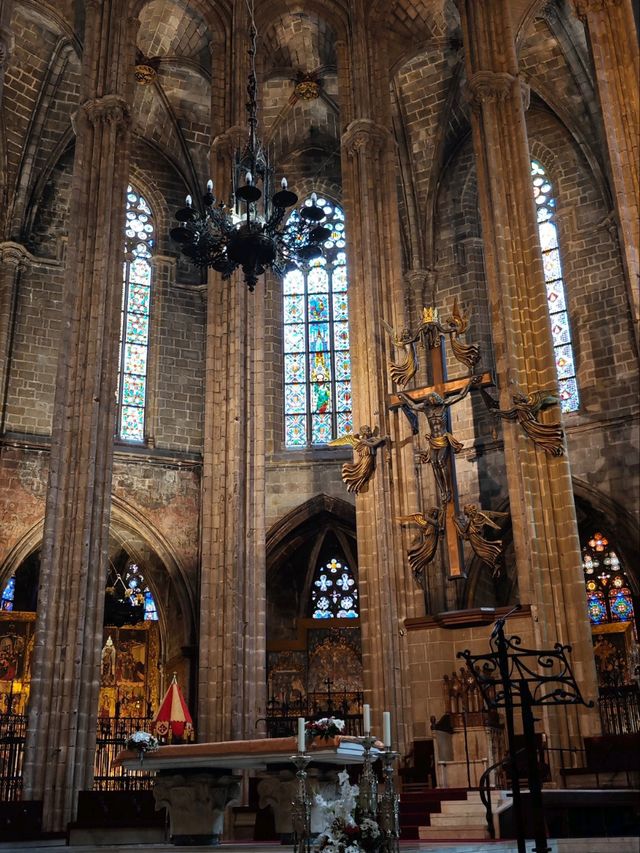 Cathedral of Barcelona: A Glimpse into Gothic Grandeur ⛪✨