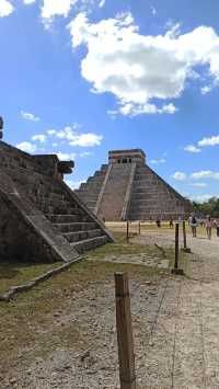 🌅 Early morning at Chichén Itzá – A Wonder of the World in Silence 🏛️✨