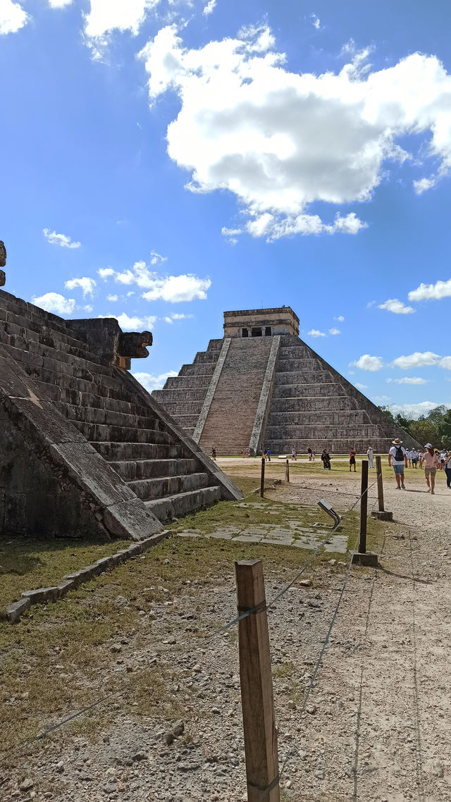 🌅 Early morning at Chichén Itzá – A Wonder of the World in Silence 🏛️✨