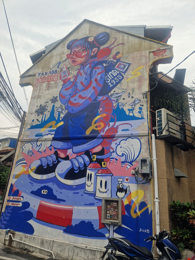 Bright lights, bustling streets, and unbeatable street food – Bangkok never sleeps.