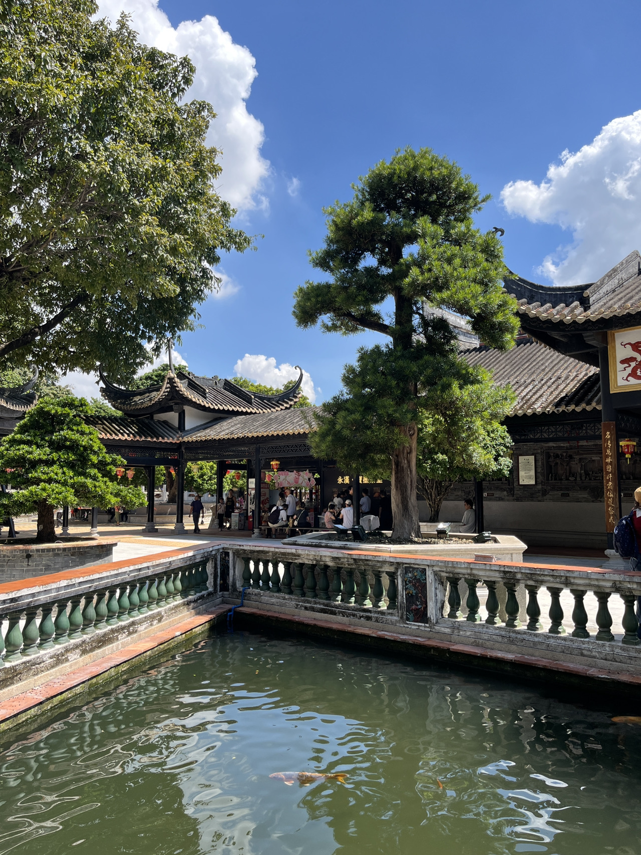 Saatnya menjelajahi sisi terbaik Guangzhou — perpaduan epik antara belanja, arsitektur memukau, dan kuliner lezat 🌇🛍️🍜! Jika Anda menginginkan perjalanan yang menawarkan pemandangan modern dan taman klasik (plus makanan yang akan membuat dompet Anda berterima kasih), ikuti rencana 4 hari ini:
Hari ke-1: Awali dengan Haixinsha Square (No. 1, Zhujiang West Road, Distrik Tianhe, Kota Guangzhou, Provinsi Guangdong, buka sepanjang hari) untuk menikmati pemandangan kota di tepi sungai dan suasana urban yang semarak. Kemudian, berjalanlah menyusuri Jembatan Haixin (Jalan Qingbo, Distrik Yuexiu, Kota Guangzhou, Provinsi Guangdong, pukul 07.00-23.00) untuk menikmati foto matahari terbenam yang memukau dan merasakan keajaiban modern Guangzhou.
Hari ke-2: Selami masa lalu di Nanyue Court (Dachuangang, Desa Zini, Kota Shawan, Distrik Panyu, pukul 08.30-17.30, tiket masuk ¥50). Tempat ini memancarkan pesona Lingnan — bayangkan arsitektur Tiongkok yang dikelilingi taman yang rimbun. Abadikan detail yang layak difoto, terutama jika cuacanya bernuansa halaman khas Tiongkok, baik cerah maupun tidak.
Hari ke-3: Pecinta kuliner, hari ini giliranmu! Kunjungi Restoran Mie Wu Cai Ji (No. 20, Datong Road, Lingnan Street) untuk menikmati semangkuk mi murah dan autentik. Kemudian, jelajahi Temple Street (10 Dongdi Second Road), tempat tradisi bertemu dengan hiruk pikuk perkotaan; Anda akan melihat lampu Natal, keramaian pasar, dan kesempatan untuk menyaksikan ibadah dalam ruangan serta pameran lokal.
Hari ke-4: Bersantailah di Taman Baomo, yang terkenal dengan lanskap Tiongkok klasik dan pemandangan air yang menakjubkan. Sempurna untuk momen zen atau jika Anda penggemar foto close-up bangunan yang rumit.
Tips Pro:
Berkeliling: Naik metro sangat efisien di sini. Dapatkan kartu metro untuk penghematan dan kenyamanan maksimal.
Makanan: Jangan lewatkan camilan murah di dekat Temple Street! Untuk bersantap mewah, cobalah tempat-tempat tepi sungai di dekat Haixinsha pada malam hari. Tambahan: Sebagian besar tempat di dalam ruangan memiliki tempat berteduh dari hujan tiba-tiba (yang sering terjadi di musim panas), jadi jangan biarkan gerimis merusak rencana Anda. ATM ada di mana-mana, dan sebagian besar tempat menerima pembayaran seluler.
#PetualanganGuangzhou #ArsitekturTiongkok #PemandanganKota #guangzhou #kulinerkakijalanan