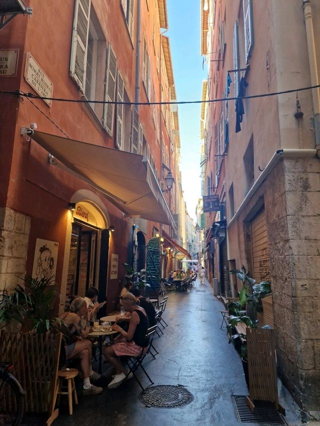 Get lost in the steets of old town Nice 🌐🧭