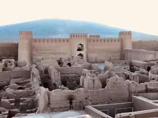 🍁 Rayen Castle – Autumn Calm in the Desert Fortress 🏰