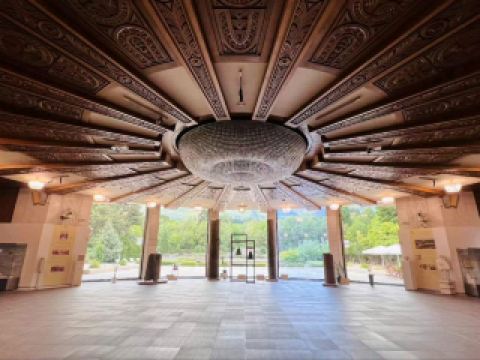 #冬季旅行 走進保加利亞國家歷史博物館，探索其悠久歷史🇧🇬🏛️

準備好在索菲亞國家歷史博物館沉浸在幾個世紀的故事中！這裡擁有西式建築和宏偉的展覽廳，收藏著從古代色雷斯到現代保加利亞的珍貴文物。白天參觀意味著您將欣賞到沐浴在完美光線下的所有雕塑和珍寶——攝影愛好者的天堂！

首先，在氣派的入口處拍照留念，拍一張足以登上Instagram的精美照片（真的，博物館的外觀和鬱鬱蔥蔥的戶外環境都非常漂亮）。漫步於寬敞的展廳，駐足欣賞華麗的色雷斯黃金珍寶和精雕細琢的宗教聖像。千萬不要錯過引人注目的馬賽克鑲嵌畫和展現保加利亞民間傳統的服飾。

小提醒：如果您喜歡捕捉細節，建議您在上午參觀－此時自然光線最充足，能讓近距離拍攝的照片更加生動逼真。博物館內的咖啡廳提供餐飲，您可以安排一個咖啡小憩或享用一頓簡餐，沉浸在歷史的氛圍中。

參觀路線建議從一樓開始，逐層向上：這條路線將帶您按時間順序領略保加利亞輝煌的過去，讓您真正追溯這個國家的演變歷程。室內溫度全年舒適宜人，但夏季建議穿著輕便的衣物。

注意事項：大型行李可能需要寄放；允許拍照，但請務必留意禁入區域的標識。博物館適合家庭參觀，且無障礙通行，但建議您至少預留兩個小時，以便充分體驗所有展品。

#索菲亞 #國家歷史博物館 #文化之旅 #博物館愛好者 #保加利亞旅遊