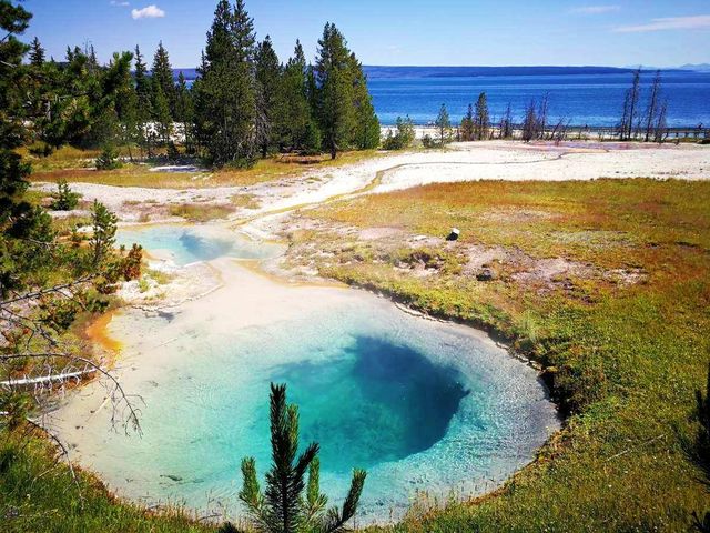 Yellowstone National Park | is the first national park in the world | is a famous tourist destination with a sense of responsibility.