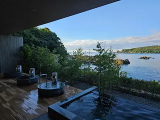 青い海沿いのコンビニと温泉
