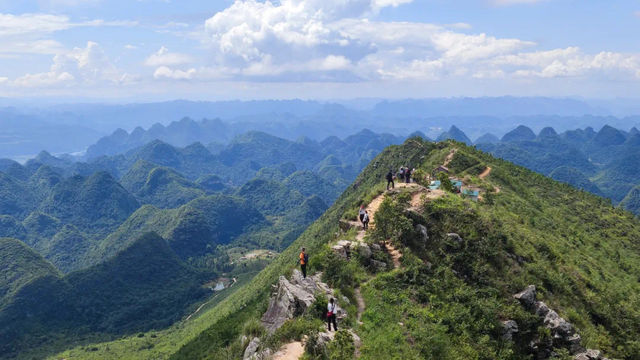 穿越英德莫六公山，行走山脊線賞峰林