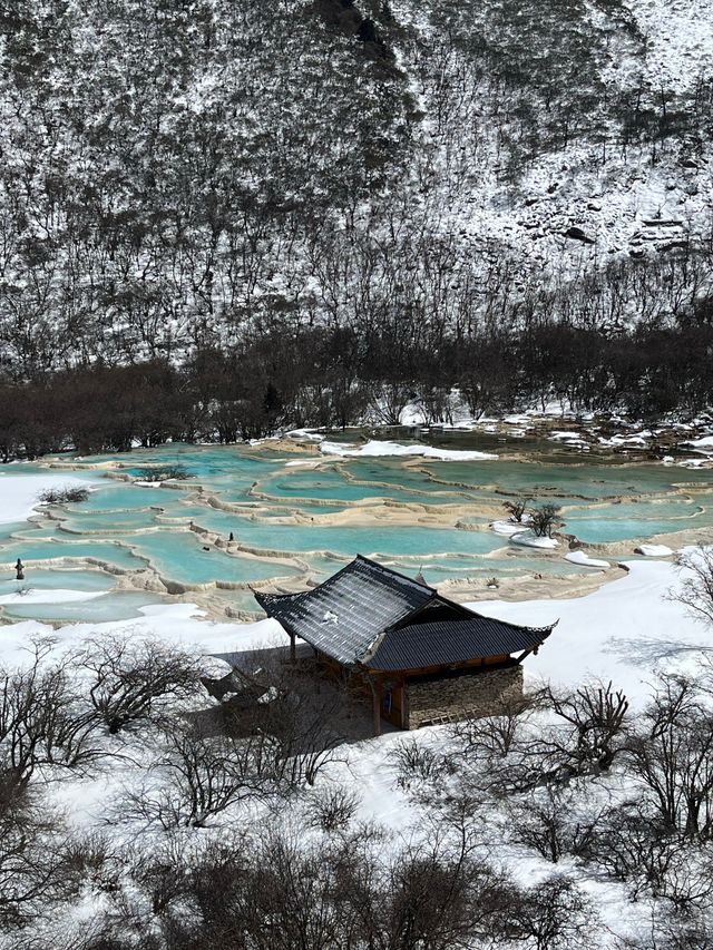 五彩池依然在白雪堆里呢