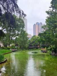 靜安公園：園外是熱鬧的都市商圈，園內則是靜謐的綠色天地