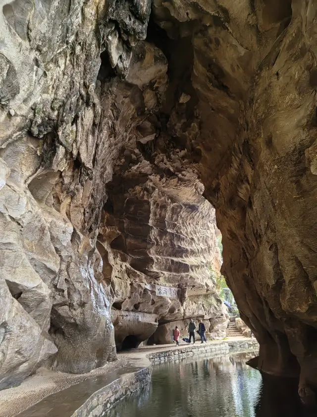 To appreciate Song Dynasty steles, one must look to Guilin, where not a single stone on the inner walls of Longyin Cave remains uncarved!