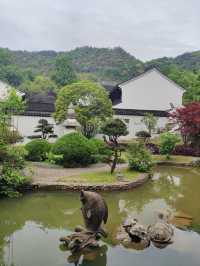 靈峰寺，位於浙江省安吉縣白水灣鄉靈峰山（古稱北天目山），始建於五代梁開平元年（九○七），號「靈峰院」