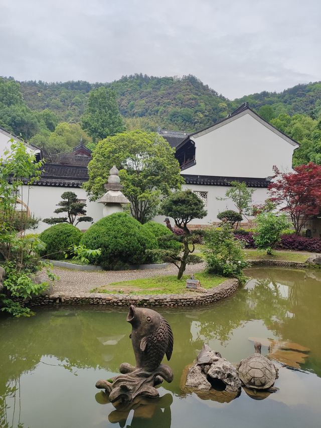 靈峰寺，位於浙江省安吉縣白水灣鄉靈峰山（古稱北天目山），始建於五代梁開平元年（九○七），號「靈峰院」