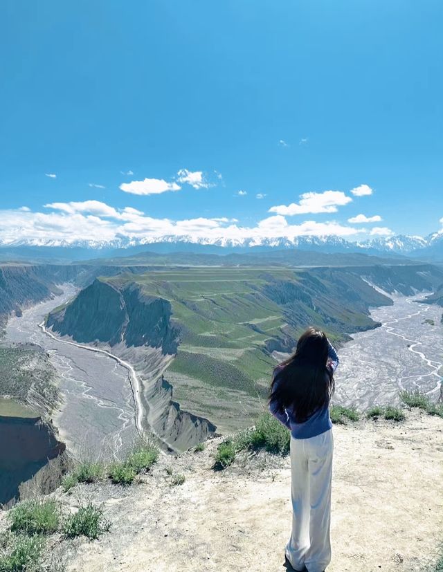 新疆安集海大峽谷，沙漠和雪山同框