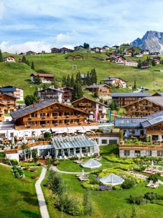 🌟 Alpine Luxury Awaits in Oberlech 🏔️✨