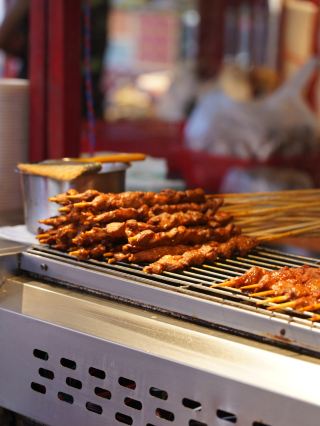 隴海步行街裡的美食廣場，幾十塊錢吃撐哦