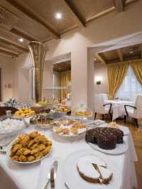 🌟 Modena's Marvel: Cozy Corners & Culinary Delights 🌟
