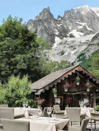 🏔️ Courmayeur Charm: Auberge de La Maison! 🛌✨